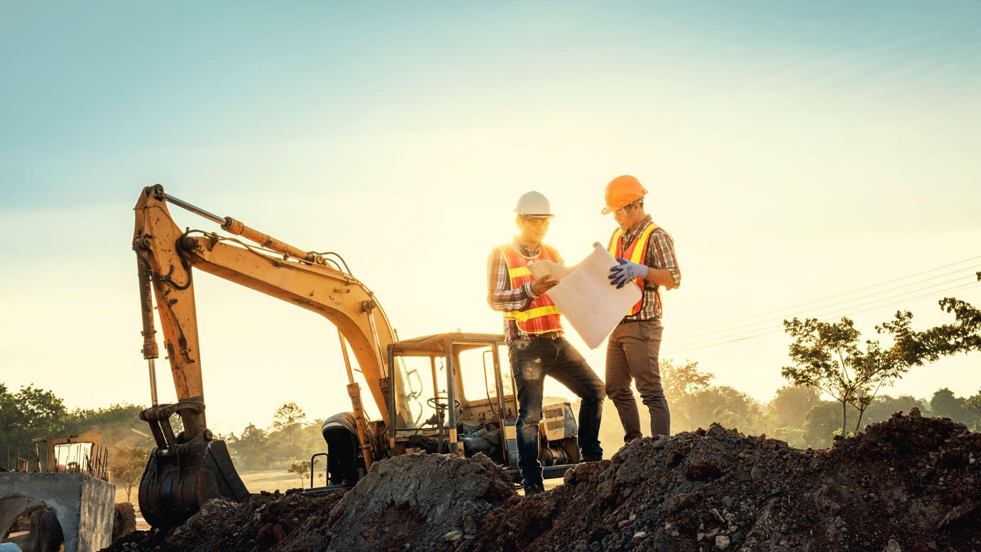 Besprechung von Ingenieuren mit Architekten zur Arbeitsplanung auf der Baustelle