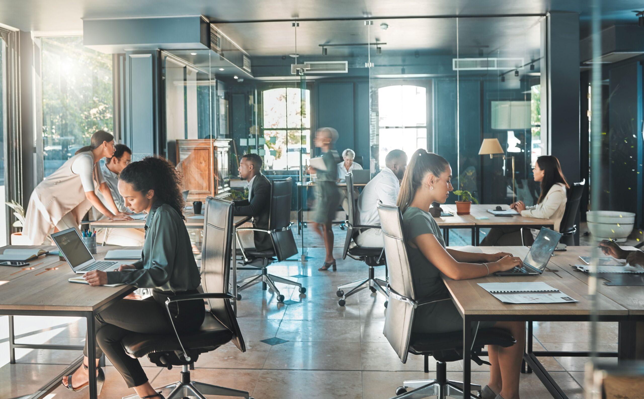 Menschen bei der Arbeit im Büro