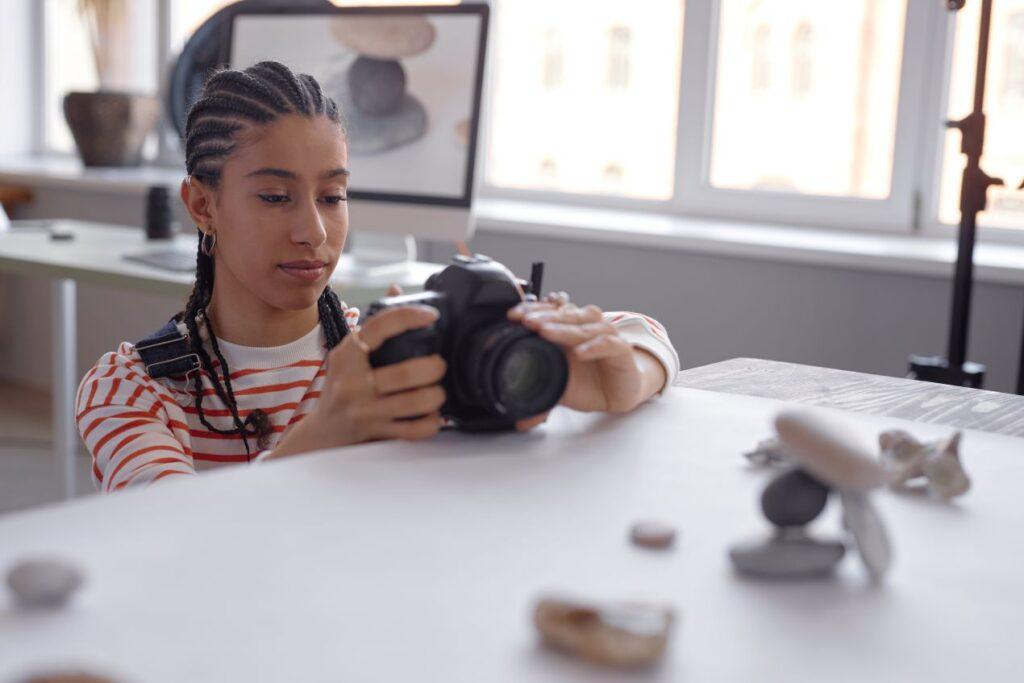 Fotografin richtet die Kamera bei einem Produktshooting aus, um hochwertige Amazon Produktbilder zu erstellen